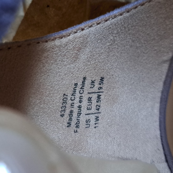 A light purple shoes. 11 wide. Suede. - Picture 4 of 5